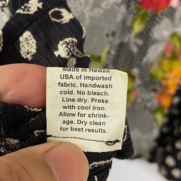 T4a- AIMEE D. Black Strawberry Floral Top - Picture 4 of 6